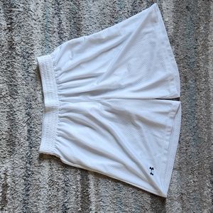 Under Armor White Loose Fitting Sports Shorts - Size Men's Medium